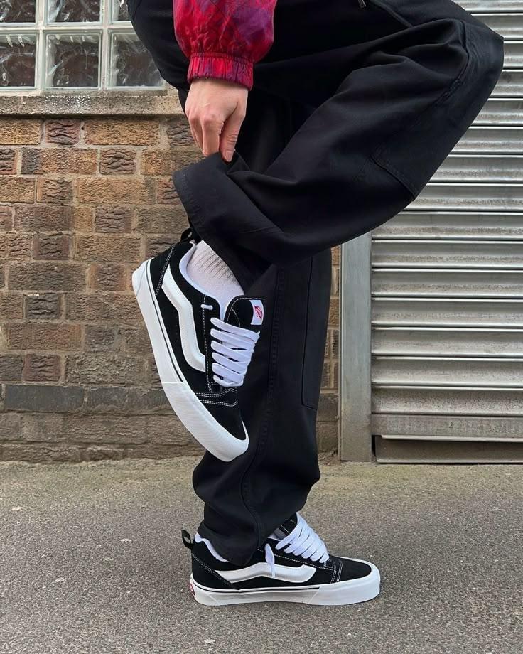 VANS – L’icône du streetwear et du skate
Depuis plus de 50 ans, VANS s’impose comme une référence incontournable du streetwear et de la culture skate. Reconnue pour ses sneakers emblématiques, ses chaussures confortables et résistantes, la marque allie style urbain, performance et authenticité.

Sur notre boutique, vous trouverez une sélection de modèles VANS classiques et modernes, allant des Authentic et Old Skool aux éditions limitées et collaborations exclusives. Chaque paire est pensée pour offrir confort, durabilité et look unique, que vous soyez skateur, sportif ou amateur de sneakers au quotidien.

Que vous cherchiez un look casual, sportif ou tendance, VANS s’adapte à tous les styles et toutes les occasions. Nos articles sont neufs, authentiques et sélectionnés avec soin, pour garantir la meilleure expérience d’achat en ligne.

Adoptez le style VANS dès maintenant et intégrez l’esprit skate et streetwear dans votre quotidien !
