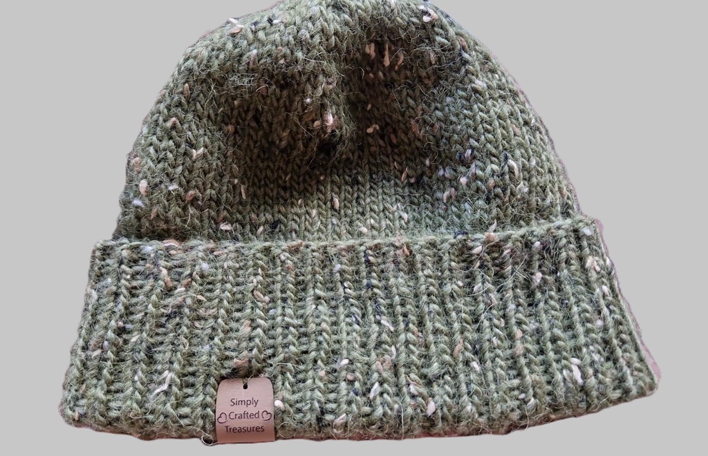 Handgestrickte Alpaka-Tweed-Mütze in natürlicher melierter Optik und grüner Farbe