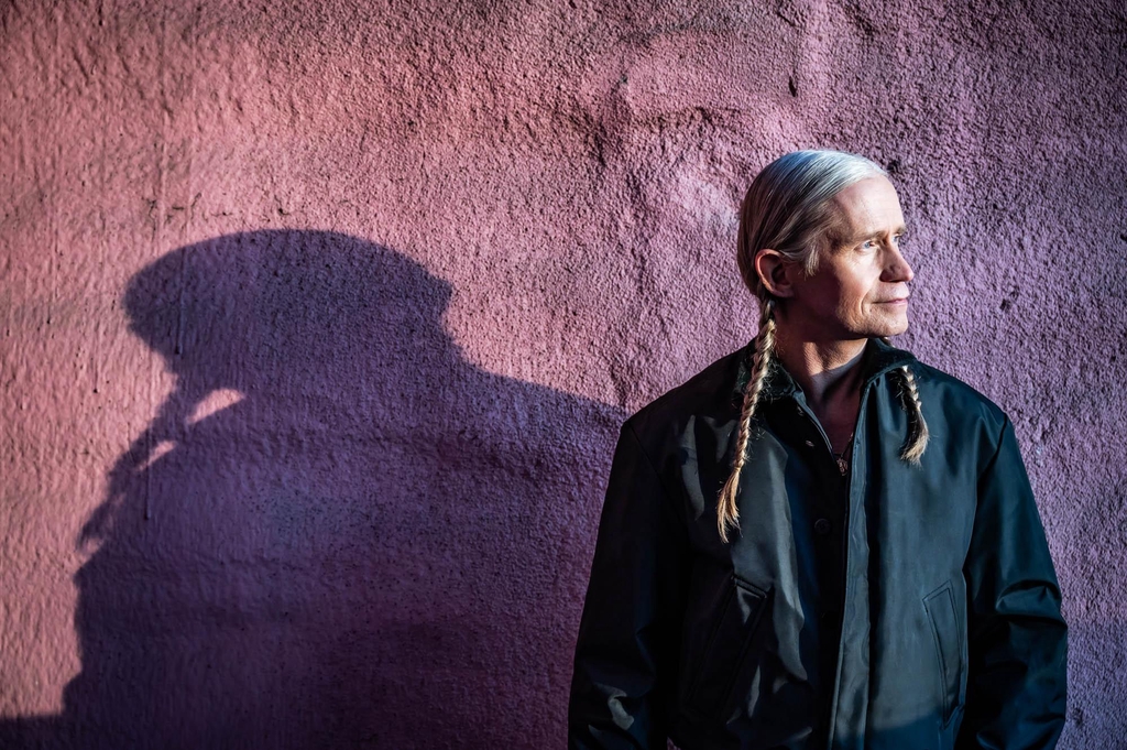 Merchandise des Künstlers Romano. Bestelle jetzt das neue Album vor und entdecke weitere Fanartikel wie Shirts, Feuerzeuge, Sticker und Musik.