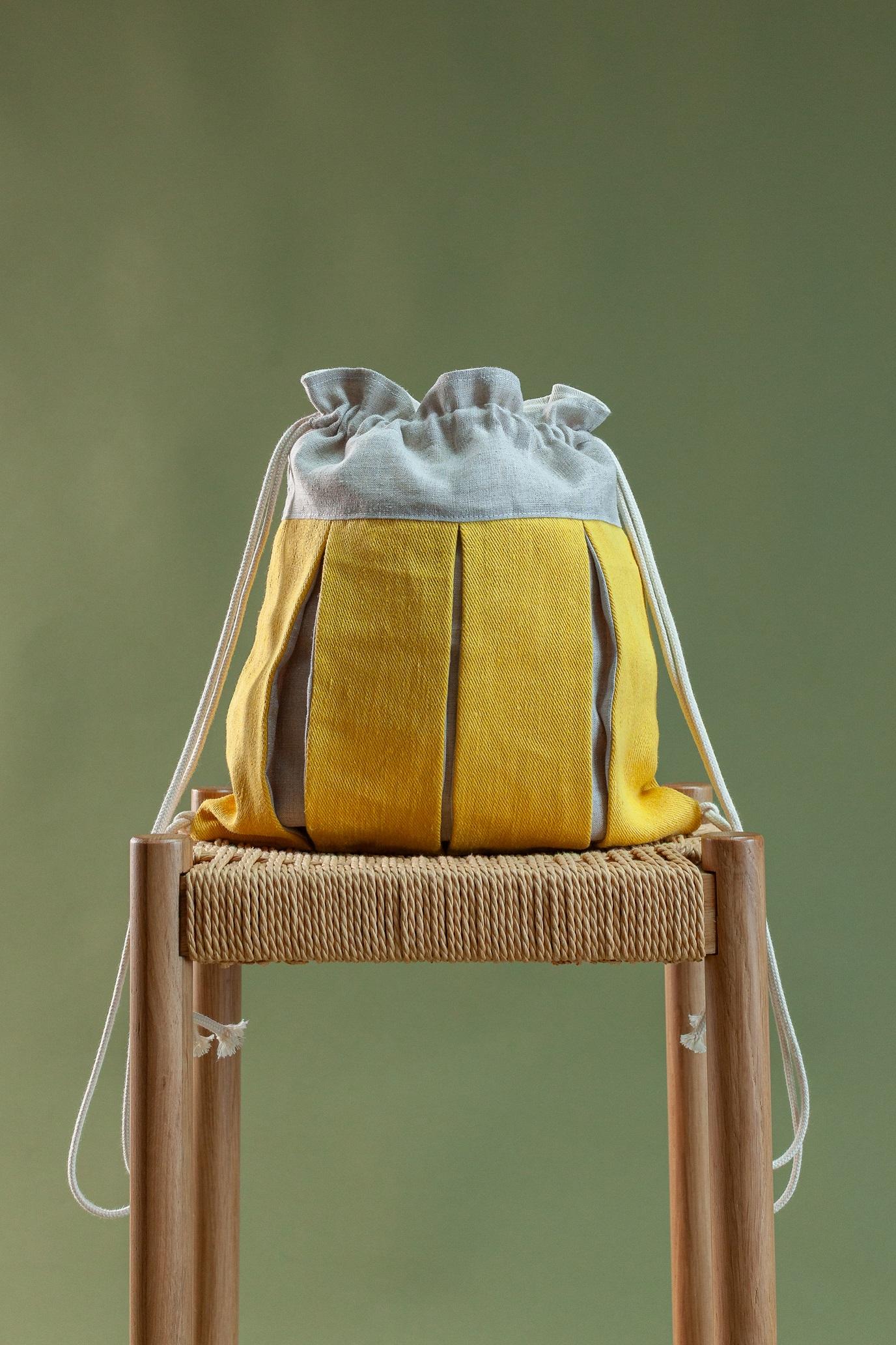 Bolsas de tecido maleável, com fecho em cordão ajustável e silhueta descontraída.
Leves e intemporais, unem simplicidade, praticidade e o toque natural do cânhamo.
