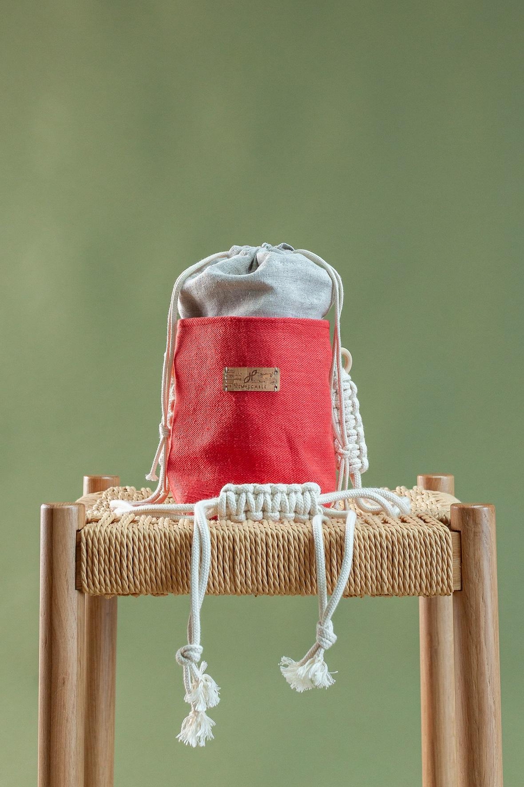 Peças pequenas e práticas, criadas para transportar apenas o essencial.
Com alças ajustáveis em macramé ou cânhamo, podem ser usadas ao ombro ou a tiracolo.