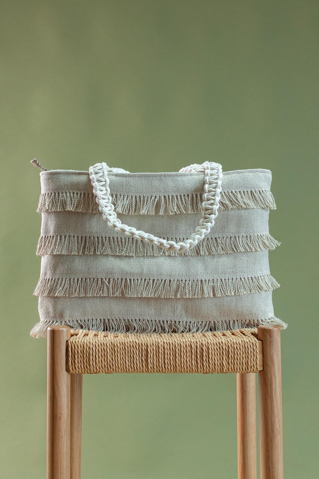 Peças que revelam o lado mais artesanal da HEMPECABLE.
Bainhas abertas e acabamentos em macramé fazem de cada uma uma peça distinta e expressiva.