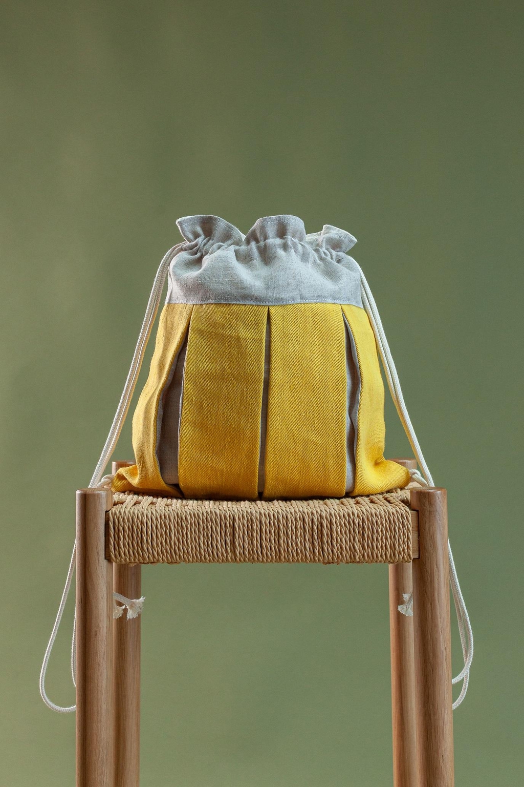 Bolsas de tecido maleável, com fecho em cordão ajustável e silhueta descontraída.
Leves e intemporais, unem simplicidade, praticidade e o toque natural do cânhamo.