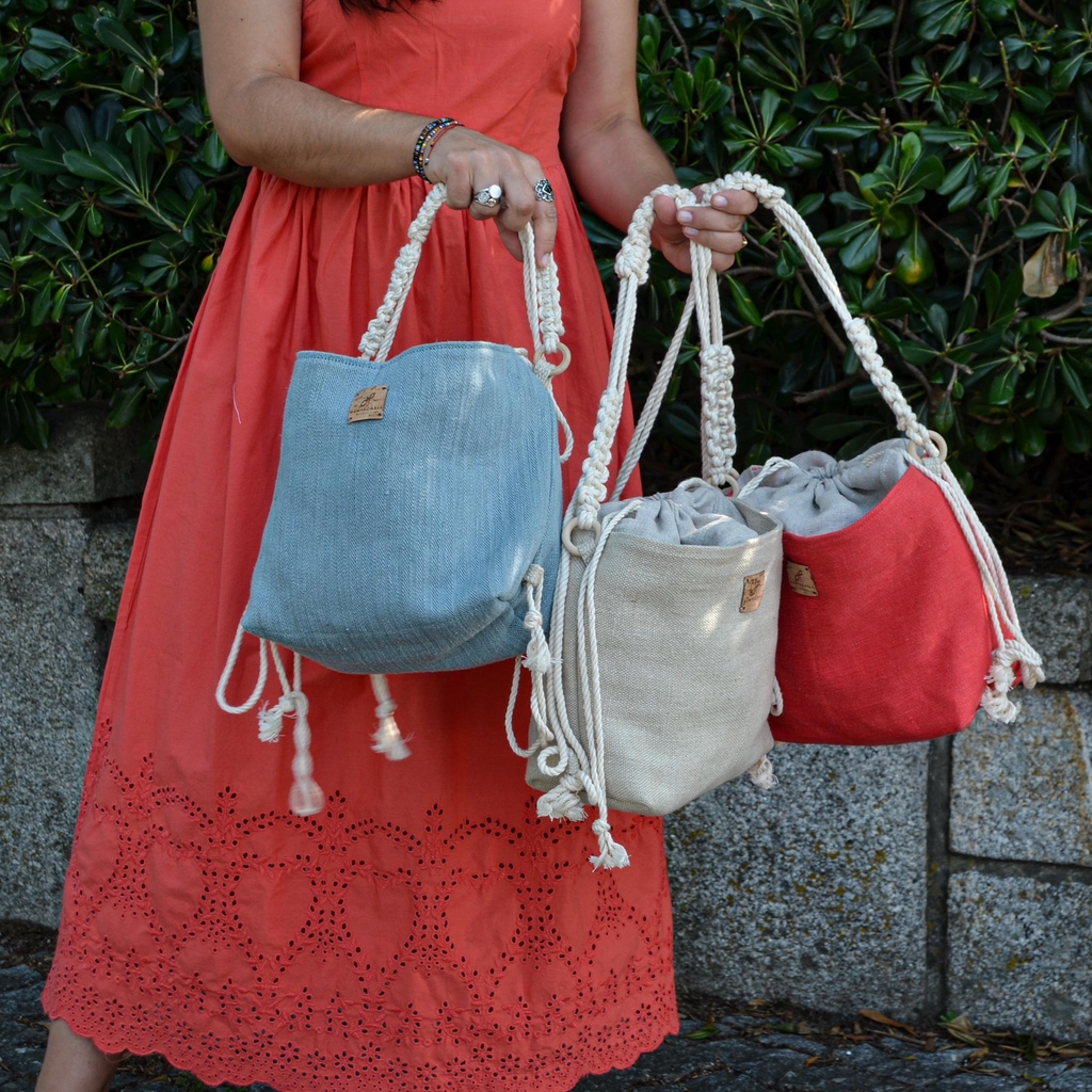 Marca sustentável de acessórios de cânhamo feitos à mão em Portugal.