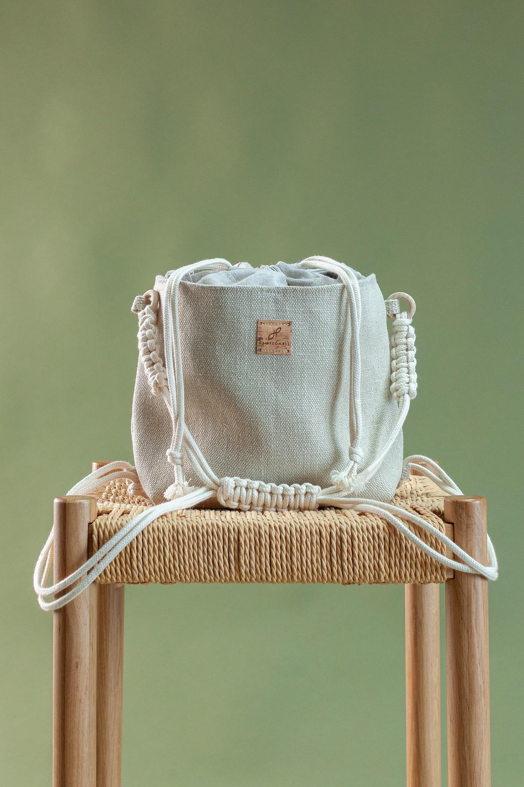 Modelos versáteis que se adaptam a diferentes formas de uso.
Uma só peça pode ser tiracolo, mochila ou bolsa de ombro — sempre com o conforto e resistência do cânhamo.