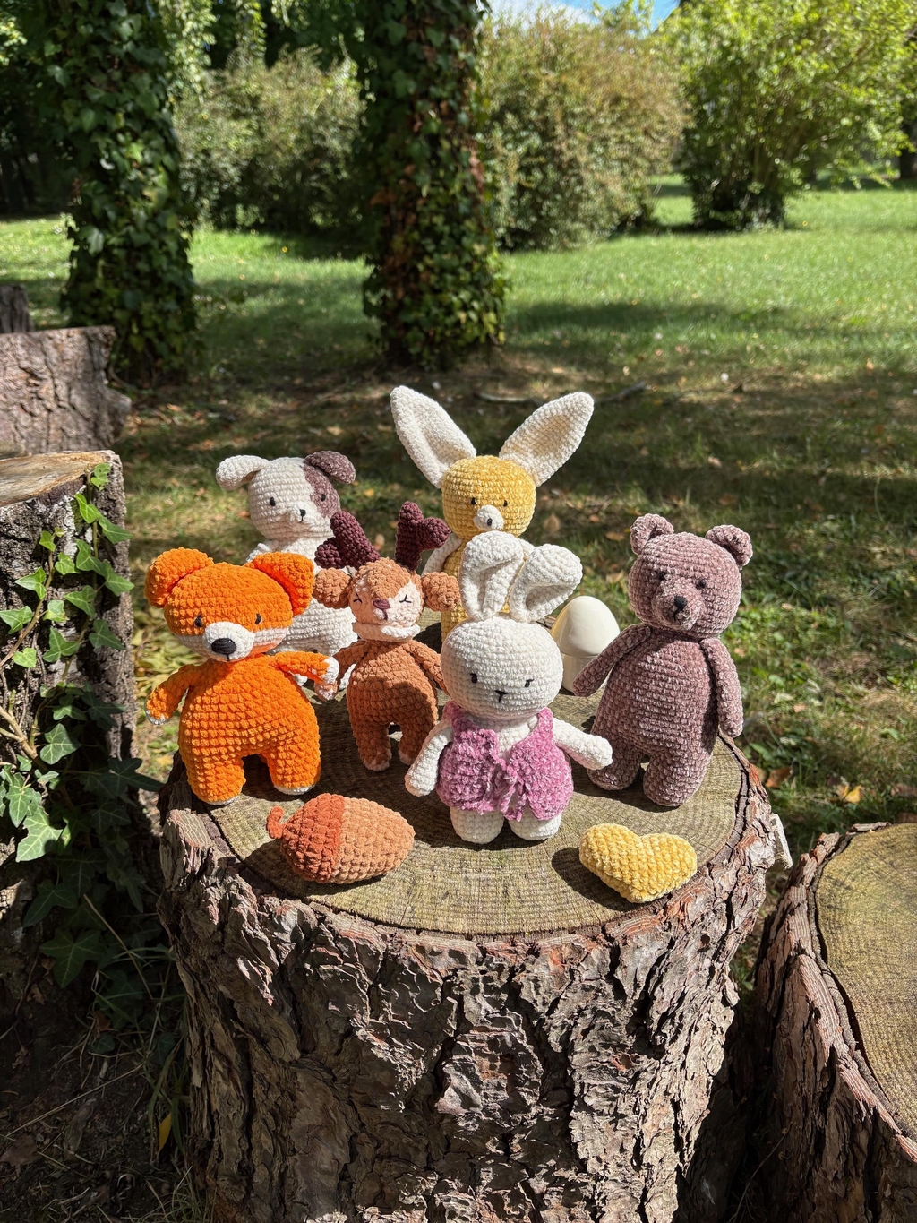 animaux de la forêt en crochet sur une souche d'arbre