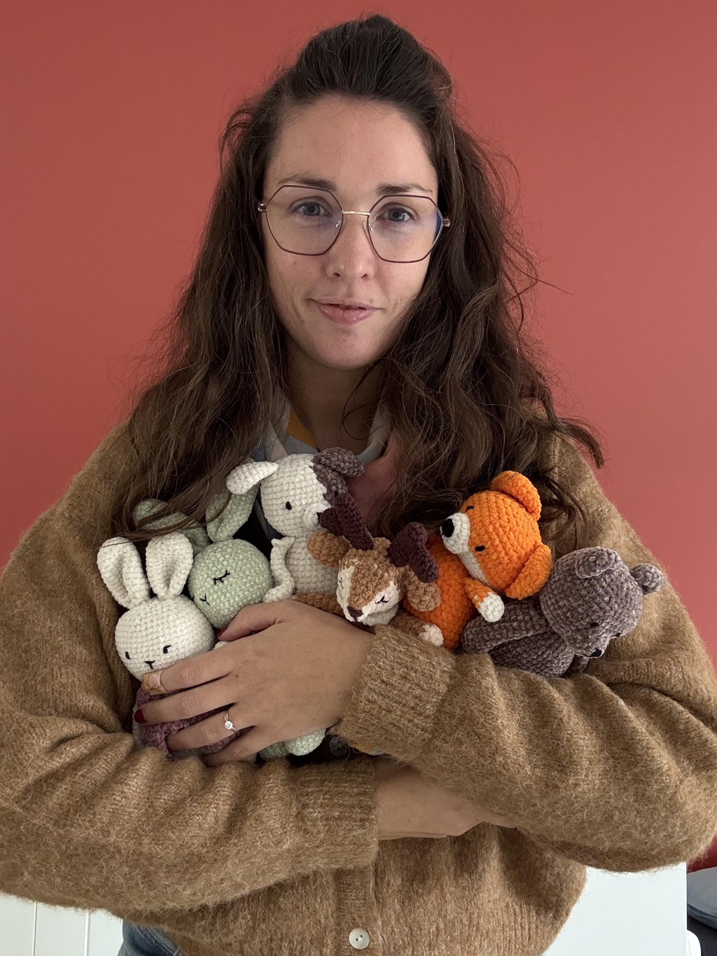 Créatrice Little Hook & Co bras chargée de peluches au crochet