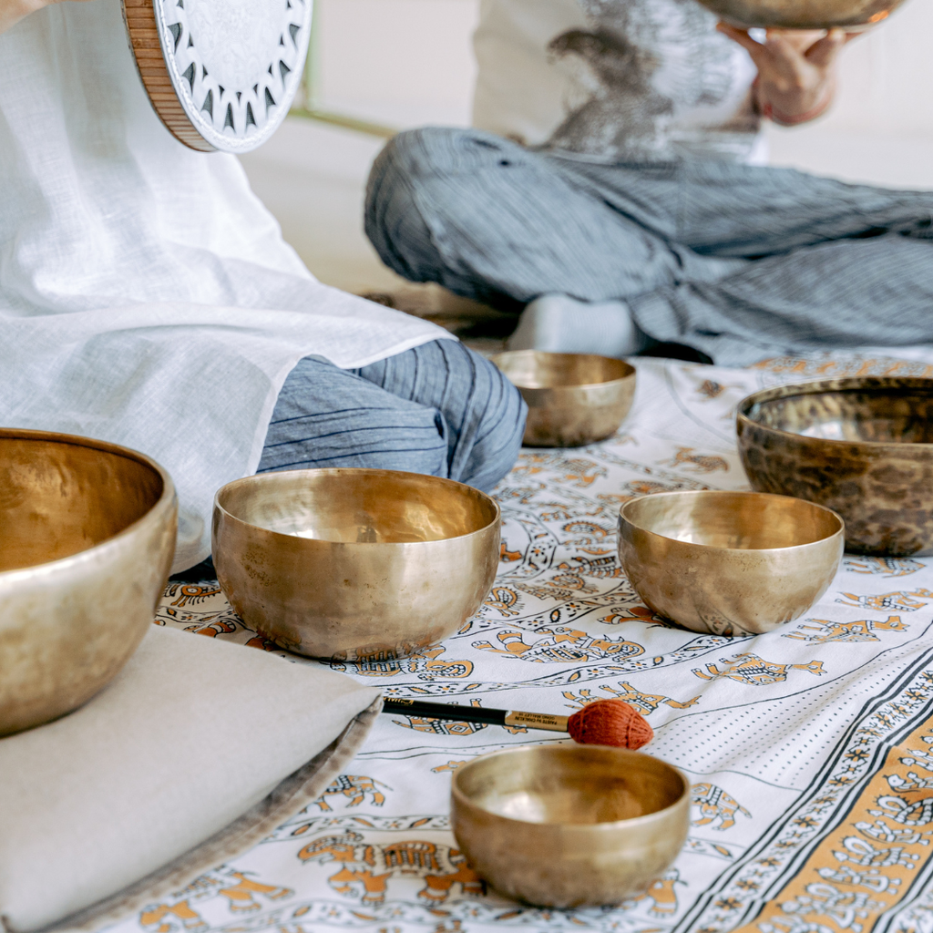 Vous vous aimez, mais quelque chose s’est fragilisé dans votre relation : tensions récurrentes, incompréhensions, distance émotionnelle, fatigue du quotidien ou simple besoin d’un nouvel élan amoureux.
La Journée de guérison chamanique et bols tibétains pour couples du 22 février 2026 est pensée pour vous offrir un espace de reconnexion profonde, où chaque partenaire peut se recentrer, s’apaiser et retrouver un lien plus authentique.

Cette journée unique agit comme une véritable parenthèse sacrée dédiée au couple, permettant de :

vous écouter au-delà des mots,

relâcher les tensions émotionnelles,

réharmoniser votre énergie à deux,

comprendre ce qui se rejoue dans votre relation,

redonner du sens à votre union grâce à des pratiques chamaniques et vibratoires.

Guidée par les soins chamaniques, le voyage intérieur, les bols tibétains et un accompagnement sensible, cette expérience favorise la guérison du lien, la communication consciente, la compréhension mutuelle et la réparation des blessures anciennes, qu’elles soient karmiques, émotionnelles ou relationnelles.

Que vous souhaitiez préserver l’équilibre de votre couple, retrouver la complicité, apaiser une crise ou simplement nourrir un amour profond, cette journée offre un cadre bienveillant pour explorer votre histoire à deux et ouvrir une nouvelle phase plus alignée et sereine.