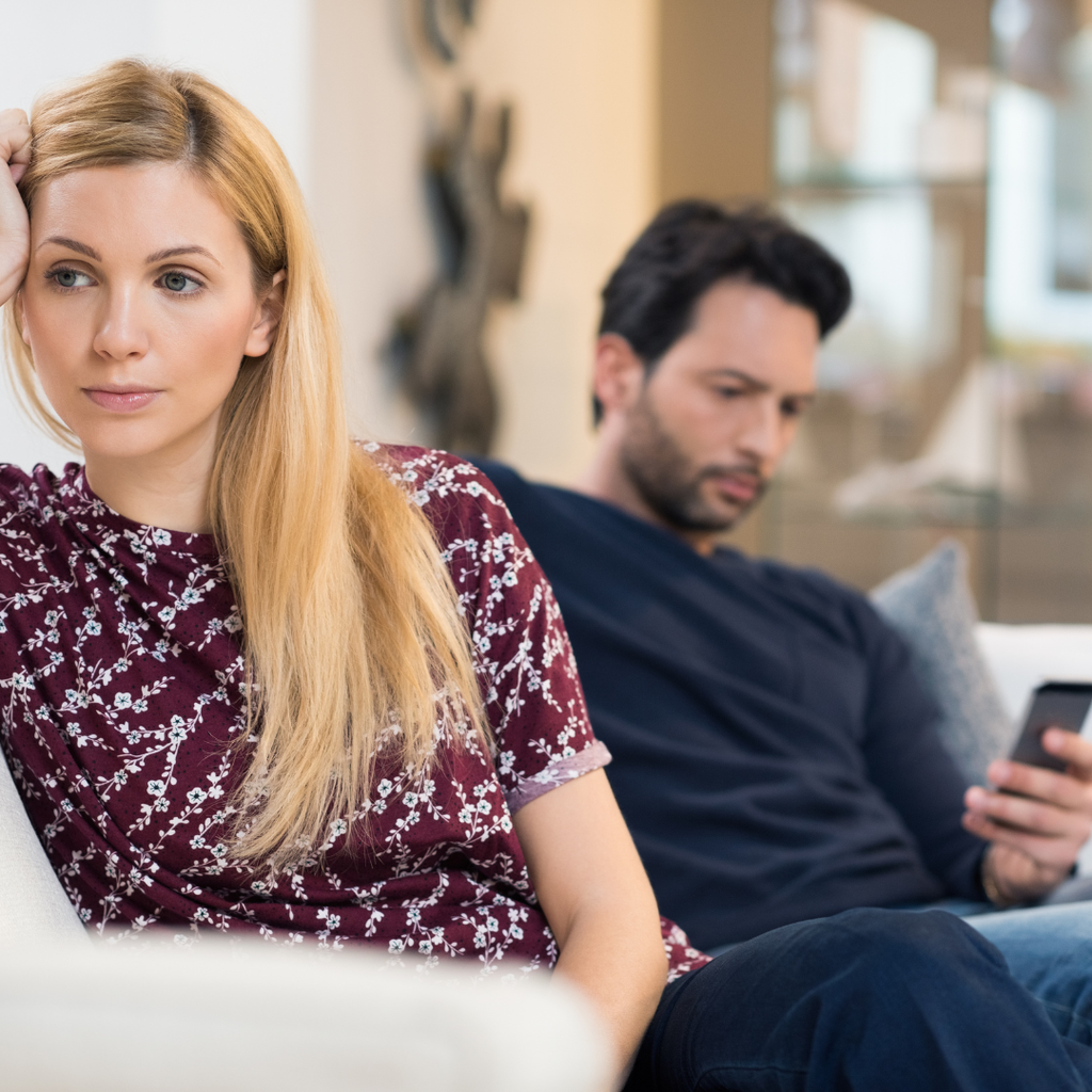 Pourquoi cette journée ✺

Dans le rythme intense du quotidien, même un couple solide peut perdre son harmonie intérieure. Beaucoup de couples se retrouvent à :

✺ se parler sans vraiment s’entendre,
✺ répéter les mêmes disputes sans comprendre leur origine,
✺ se sentir éloignés malgré une présence constante sous le même toit,
✺ ressentir une baisse de complicité, d’élan ou de connexion émotionnelle.

Ces situations créent une fatigue relationnelle qui, avec le temps, fragilise même les liens les plus profonds.

La Journée de guérison chamanique & bols tibétains pour couples du 22 février 2026 a été pensée pour offrir un espace unique de réharmonisation, de compréhension mutuelle et de soutien énergétique à deux.

✺ Cette journée invite à une véritable transformation du couple, grâce à :
– le chamanisme, pour explorer les mémoires émotionnelles, les schémas et les blessures qui influencent la relation,
– les vibrations profondes des bols tibétains, pour apaiser le système nerveux, libérer les tensions et rééquilibrer l’énergie du couple,
– un accompagnement attentif et intuitif, respectueux de votre histoire, de vos émotions et de votre rythme.

L’objectif est de vous permettre de retrouver une relation plus consciente, plus apaisée, plus alignée — qu’il s’agisse d’un jeune couple en construction, d’un couple stable qui souhaite se renforcer, ou d’un couple en difficulté cherchant à comprendre ce qui se joue entre eux.

Cette approche globale, alliant dimension spirituelle, énergétique et relationnelle, en fait une expérience rare et précieuse pour repenser, réenchanter ou clarifier votre chemin à deux.