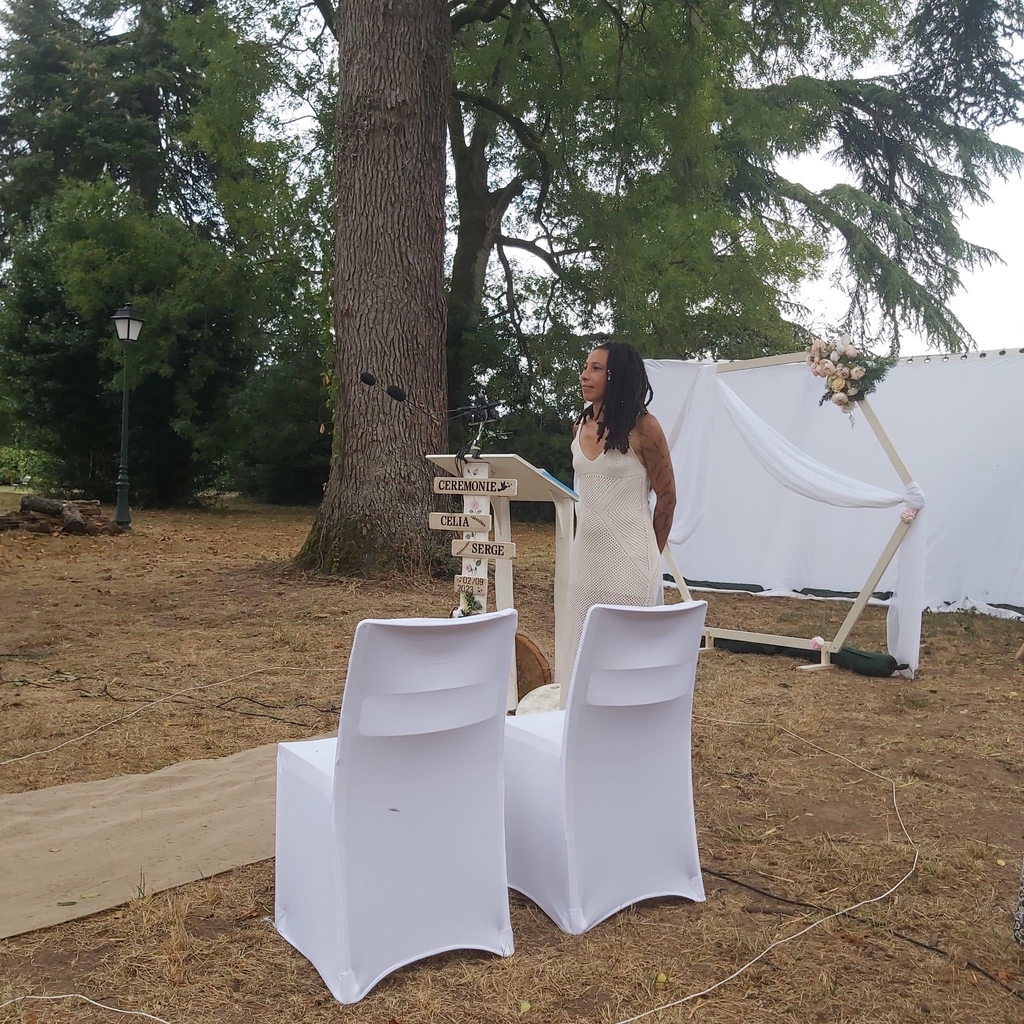 Je suis Perle Pena, chamane et facilitatrice de rites sacrés à Toulouse et dans le Gers.
Avec cette cérémonie de mariage personnalisée et symbolique, je t’accompagne pour créer un rituel unique, entre terre et cœur, à ton image.