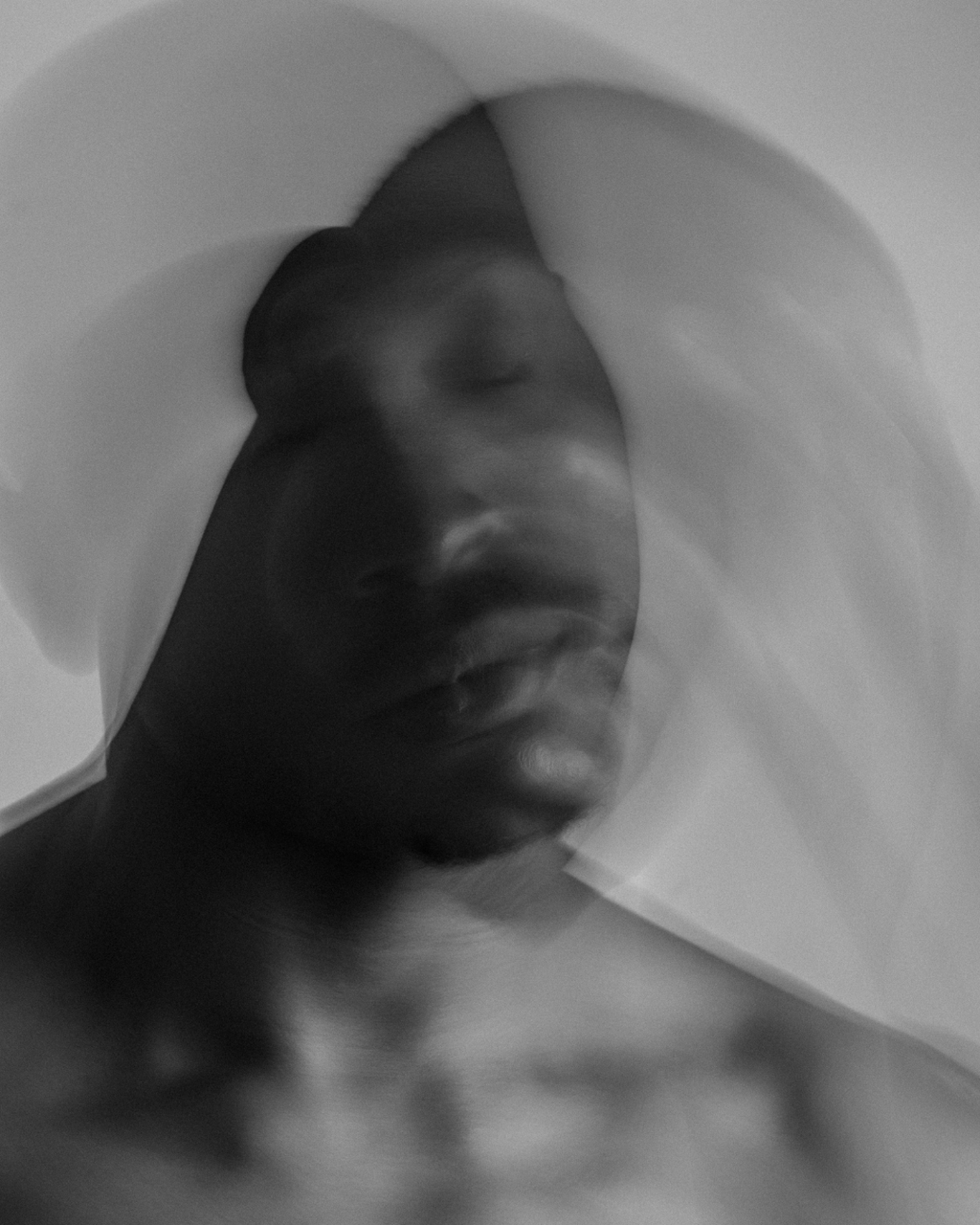 Lors d’un traumatisme – qu’il soit lié à une souffrance extrême, un choc émotionnel ou une incapacité à faire face à une situation – il arrive qu’une partie de l’âme se fragmente. Comme en psychologie avec la dissociation, cette fragmentation est un mécanisme de protection : l’âme se retire pour ne pas subir toute la violence de l’expérience.

Le recouvrement d’Âme est un rituel sacré qui permet d’aller chercher ce fragment resté figé dans la scène traumatique.
En le réintégrant, tu retrouves une partie de ta force, de ta lumière et de tes potentiels égarés.
Ce processus de guérison profonde offre des réponses, restaure l’élan vital et ouvre la voie vers une véritable résilience intérieure.