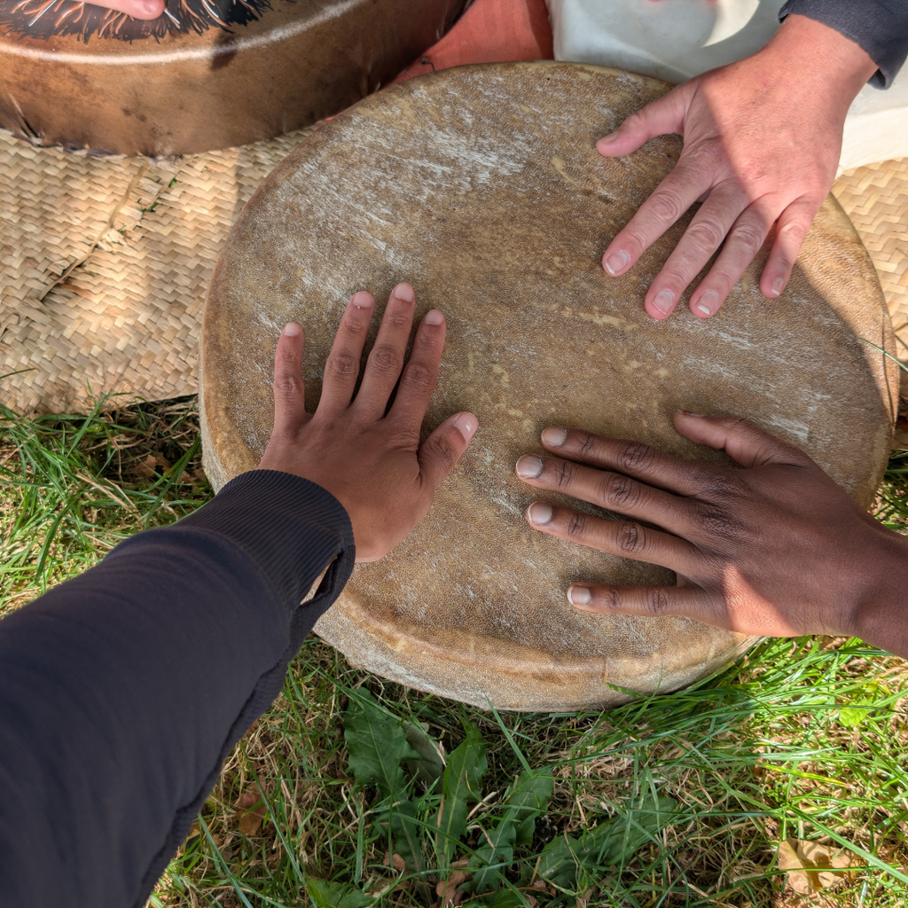 Je pratique un chamanisme Je pratique un chamanisme de vérité, sans mise en scène, sans promesses, sans dépendance.
Mon pilier central est l’écoute du pouls, qui permet une relation directe avec l’âme, sans interprétation mentale.

J’utilise des phrases de libération, comme des mantras, pour harmoniser l’énergie.
L’énergétique est un outil de perception, au service de prises de conscience concrètes, en lien avec le vécu réel de la personne.
Je crée un espace où toutes les parts de soi peuvent exister et se réconcilier.
Mon pilier central est l’écoute du pouls.
Elle me permet d’entrer en relation directe avec l’âme, sans interprétation mentale.
J’utilise des phrases de libération, comme des mantras,
qui harmonisent l’énergie et soutiennent le mouvement intérieur de l’âme.
Je fais peu de soins énergétiques au sens classique.
L’énergétique est pour moi un outil de perception,
qui aide la personne à ressentir ses axes d’évolution
et à vivre des prises de conscience réelles, en lien avec son vécu.
Je crée un espace où toutes tes parts peuvent exister :
les différentes personnalités,
les conflits intérieurs,
les dualités, les croyances, les limites
qui, souvent, t’empêchent d’habiter pleinement ta vie.