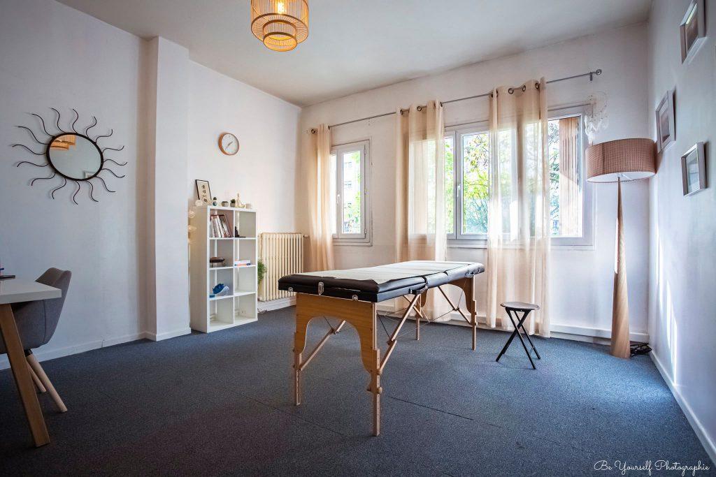 Une séance chamanique avec Perle Esprit Chamanique en individuel en haute Garonne Toulouse Gers,n’est pas un protocole standardisé.
Elle commence par une écoute du pouls, qui permet d’entrer en relation directe avec l’âme, ses mémoires, ses tensions et ses élans.
À partir de cette écoute, l’accompagnement suit le rythme propre de la personne, dans un cadre sécurisé, à Toulouse ou en visio.