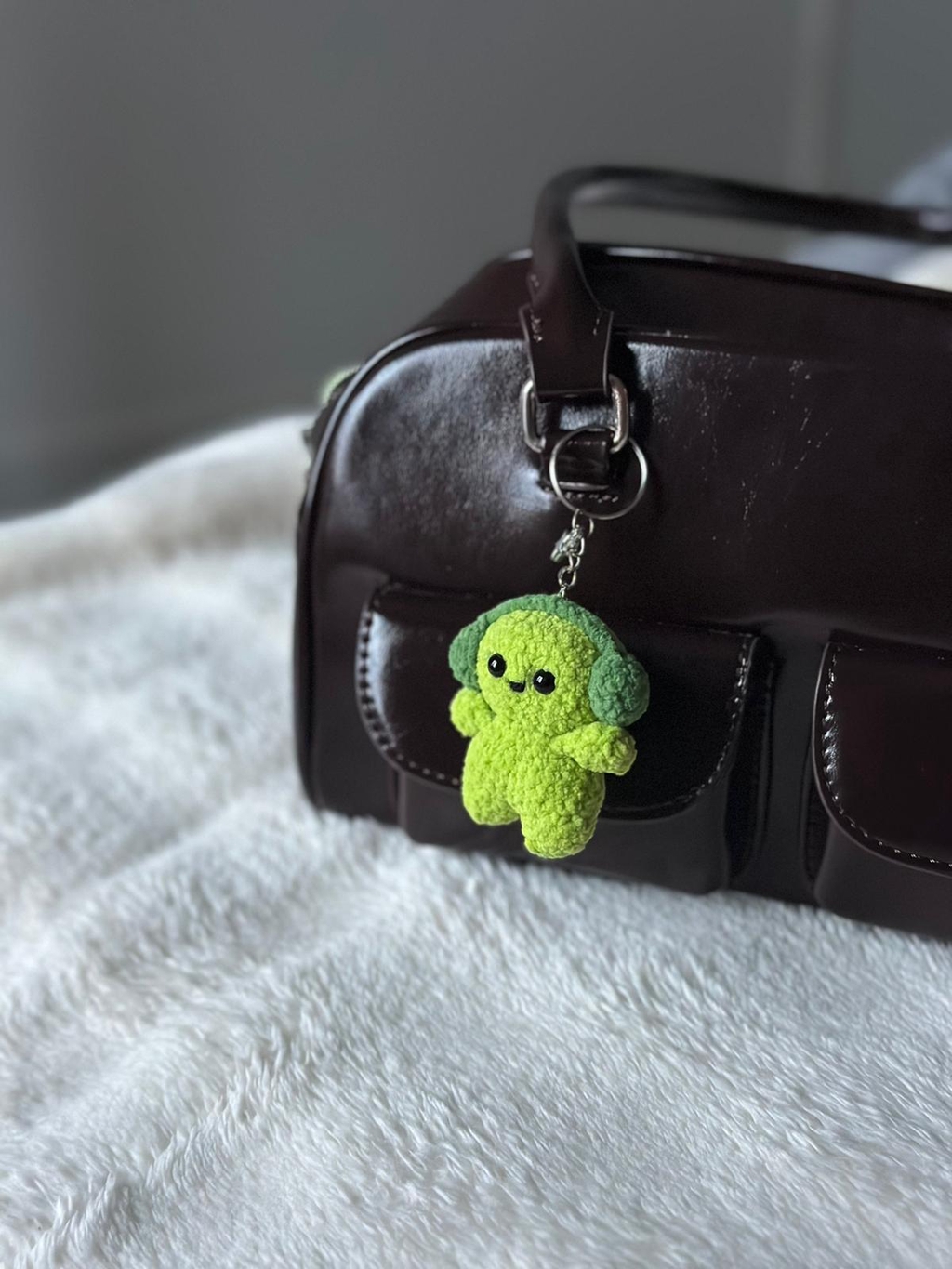 Bijou de sac, porte-clé fraise enrobée de chocolat en crochet faits main