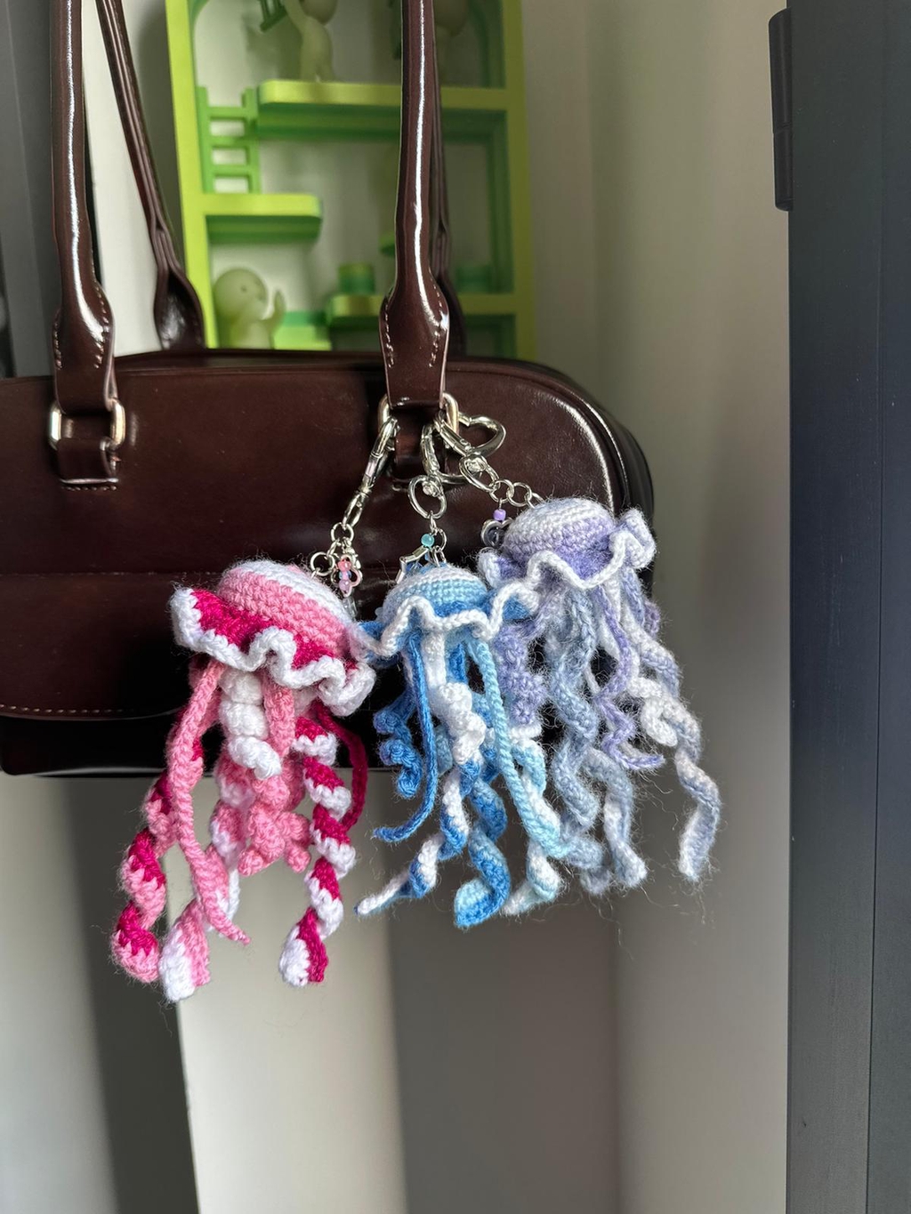 Bijou de sac, porte-clé fraise enrobée de chocolat en crochet faits main