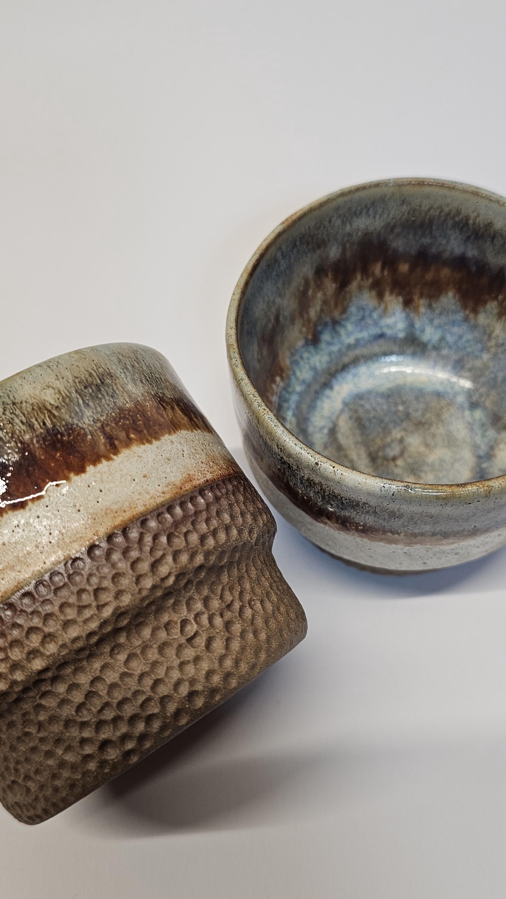 Handcrafted ceramics inspired by Portugal’s Atlantic coast and Porto’s colors.