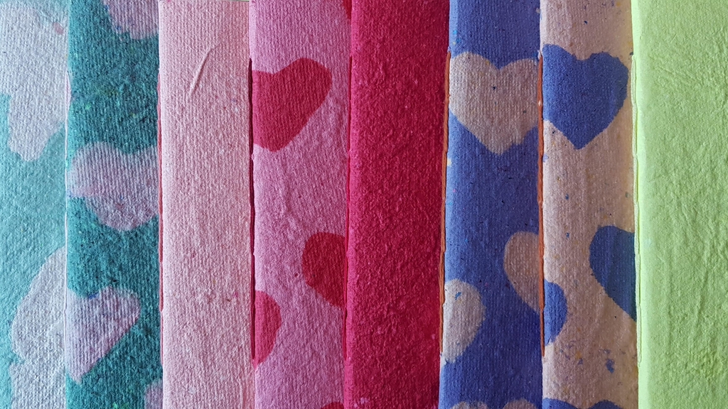 Carnets aligné avec motifs colorés en papier recyclé