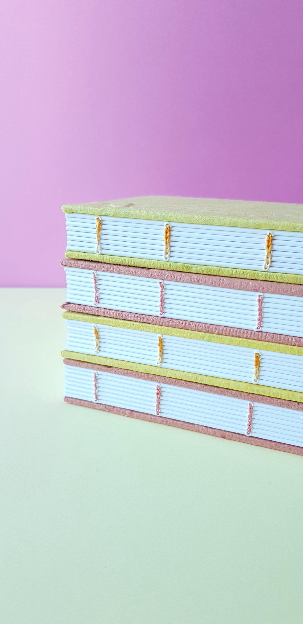 Carnet couverture solide avec reliure copte apparente