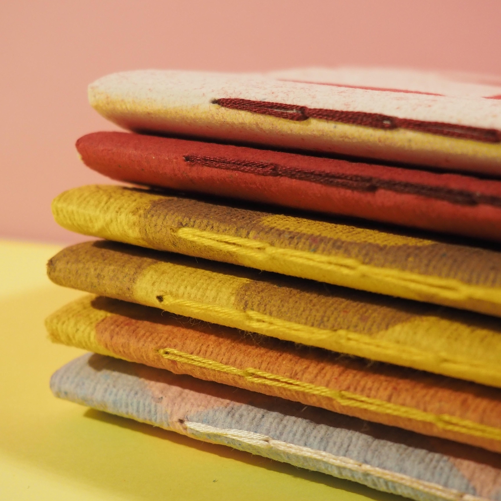 Carnet couverture souple de couleurs diverses avec une reliure au point de chainettes