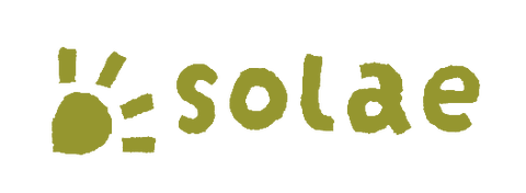 Logo en forme de soleil entouré de rayons suivi du mot "solae" écrit avec une texture comme un tampon