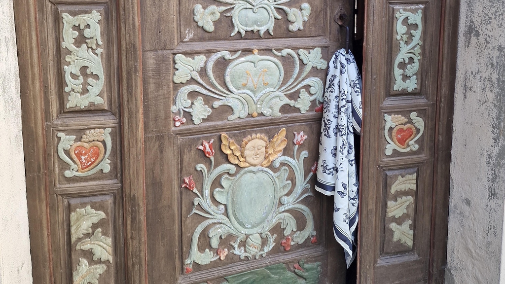 Foulards en soie dessinés en Corse imprimés en Italie, inspirés du patrimoine architectural et culturel corse