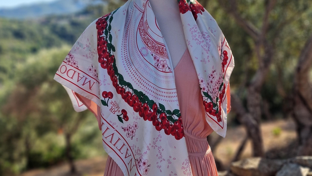 Foulards en soie dessinés en Corse imprimés en Italie, inspirés du patrimoine architectural et culturel corse