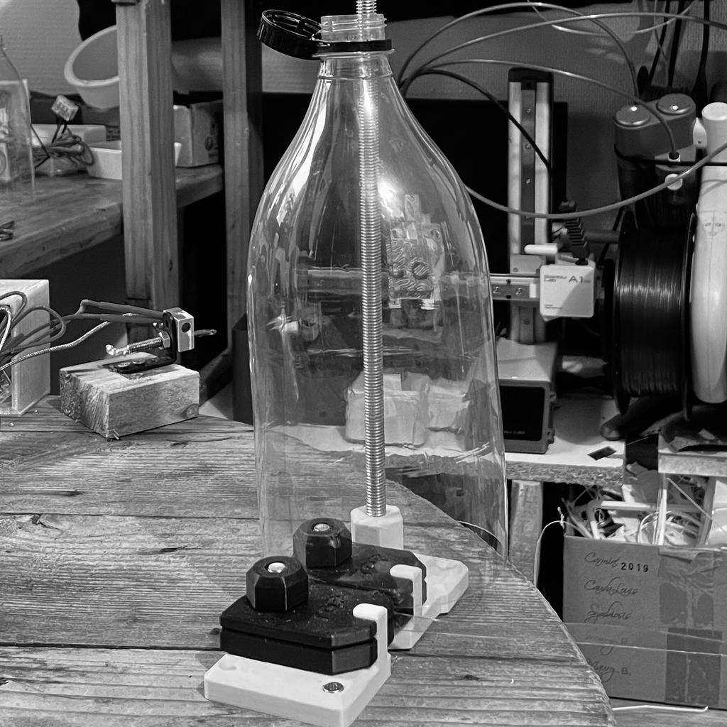 Bouteille en plastique, en préparation pour le recyclage.