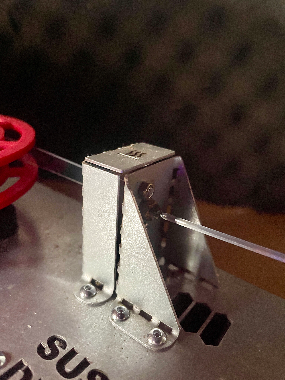 Zoom sur la transformation d'une bouteille d'eau en filament pour l'impression 3D.
