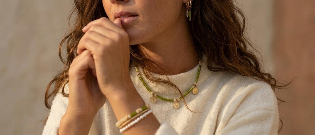 Hinuii lance son ensemble de bijoux bohème vert matcha, marron et doré en acier inoxydable. Une collection automne/hiver 2025