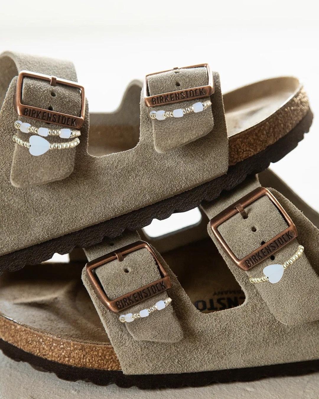 Bijou / charm à birkenstock de la marque Hinuii