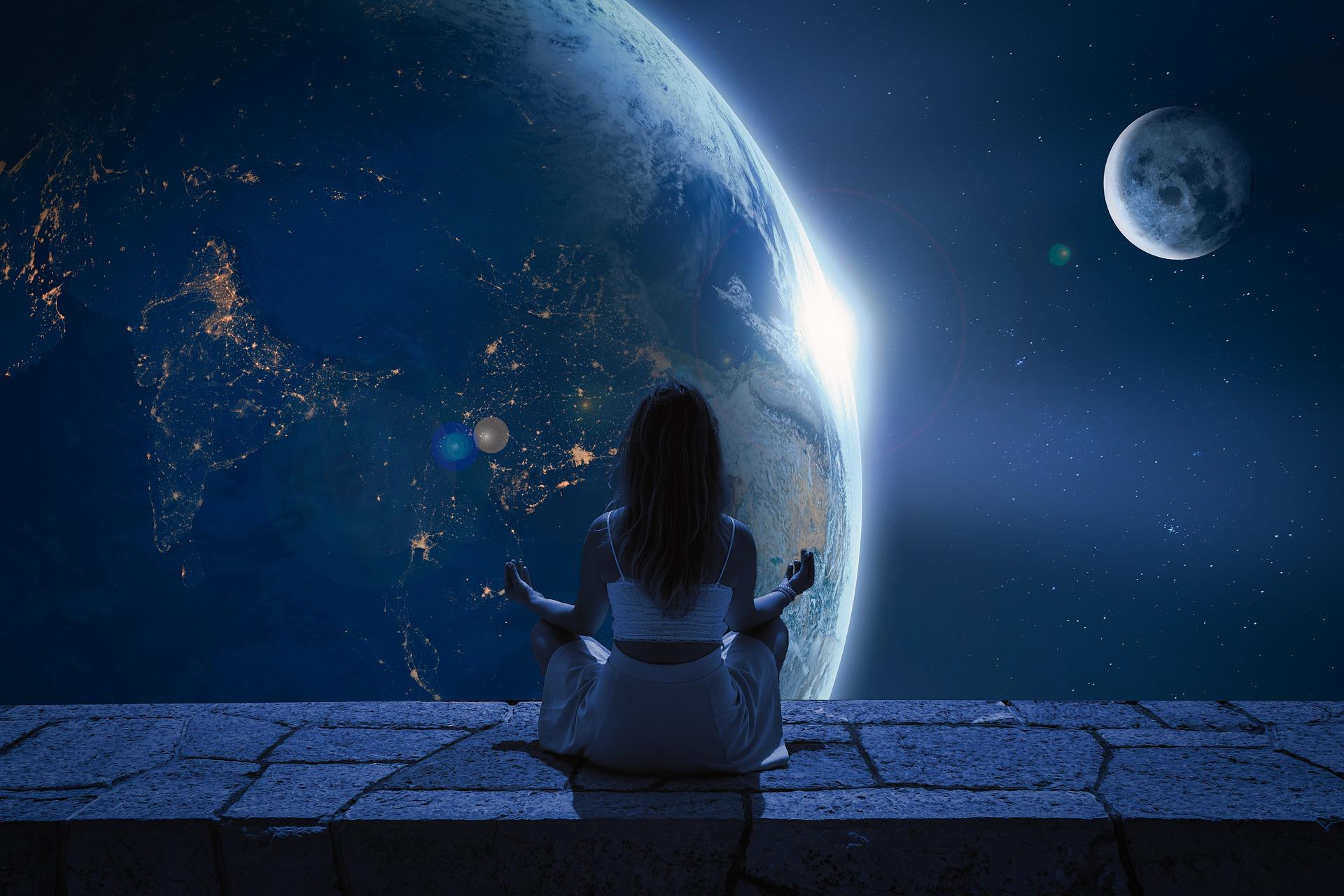 femme en méditation face à l'univers