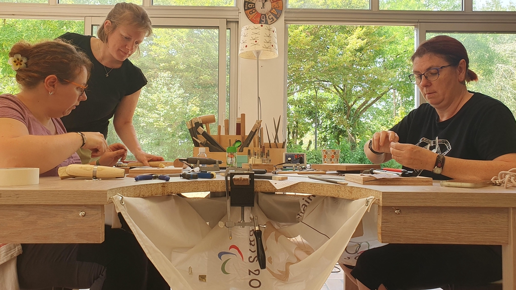 établi et participants à un atelier