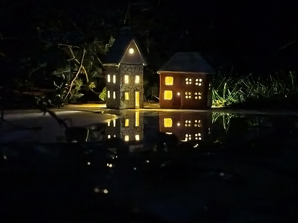 casas reflejadas en agua
