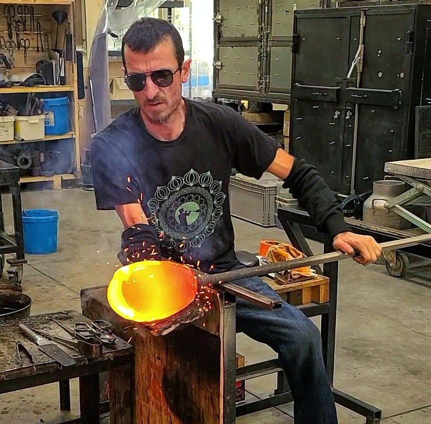 Cyril-John Rousseau Souffleur de verre à l'Isle-Adam façonne du verre en fusion