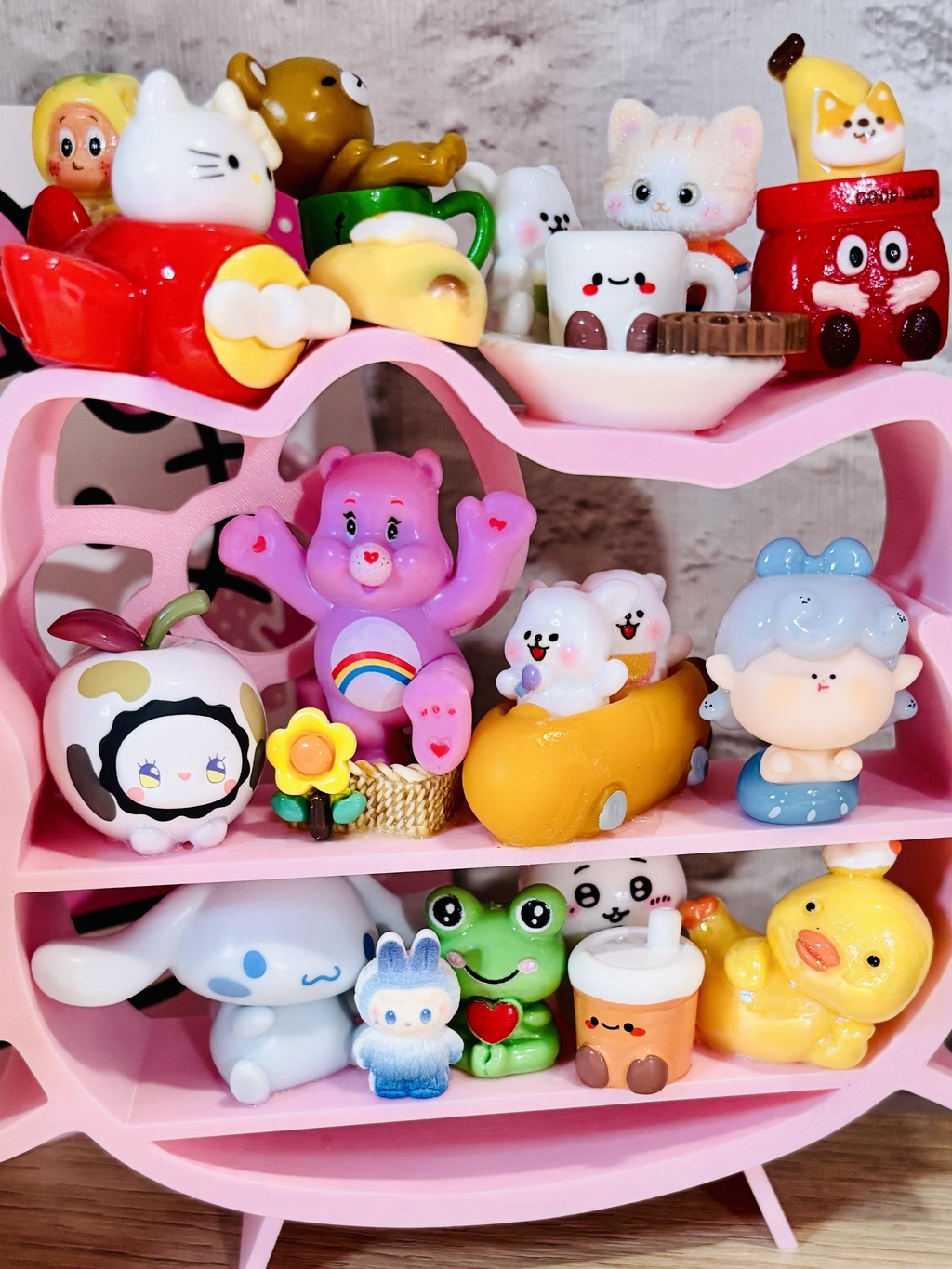 STANDARD SHIPPING IS £3.99 AND FREE ON ORDERS OVER £25. A FREE GIFT/SAMPLE WILL BE ADDED TO EACH ORDER. HERE AT HOWDY MARIE WE LOVE TO SHARE THE CUTE!