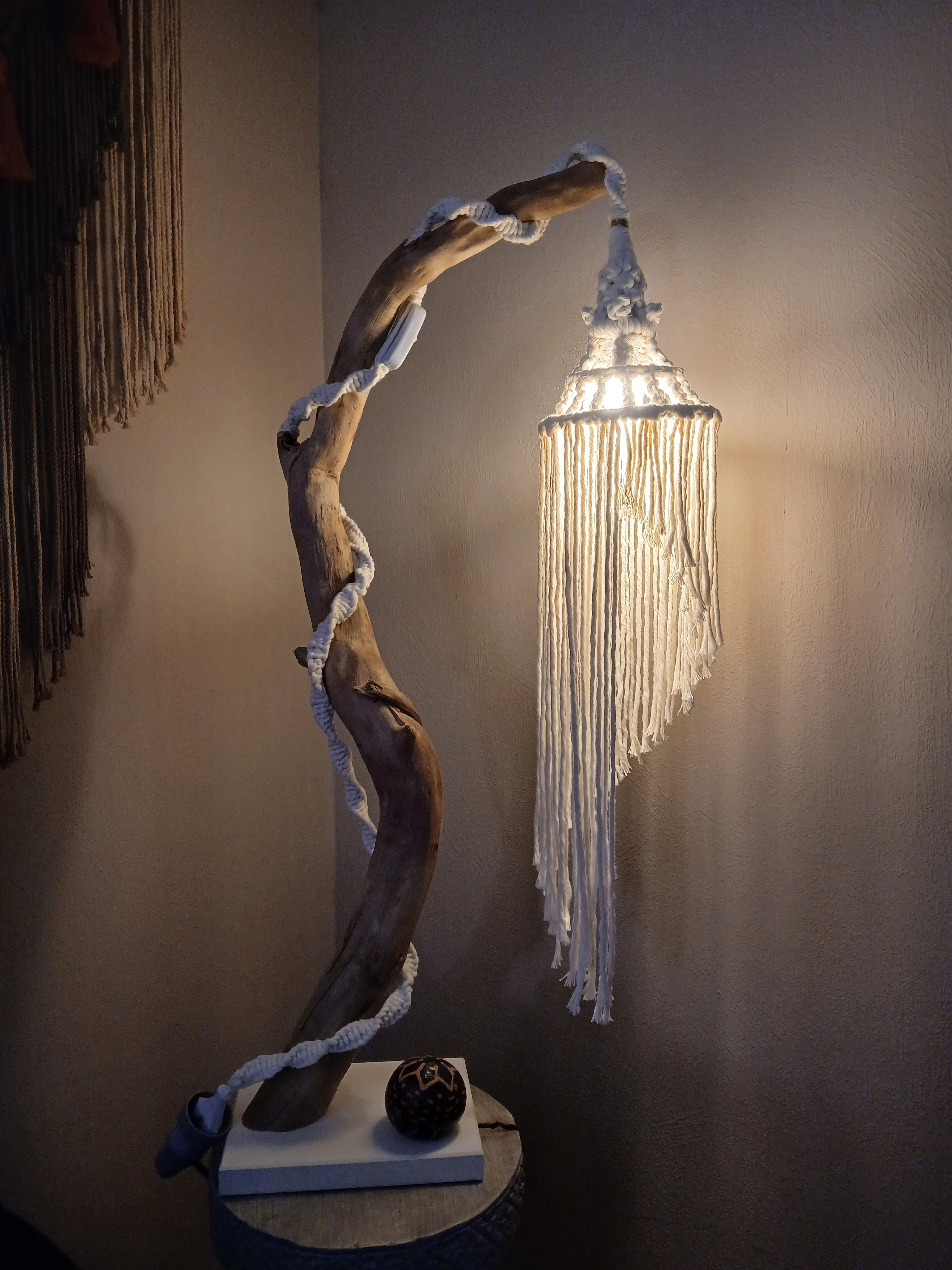 Lampe macramé sur bois flotté