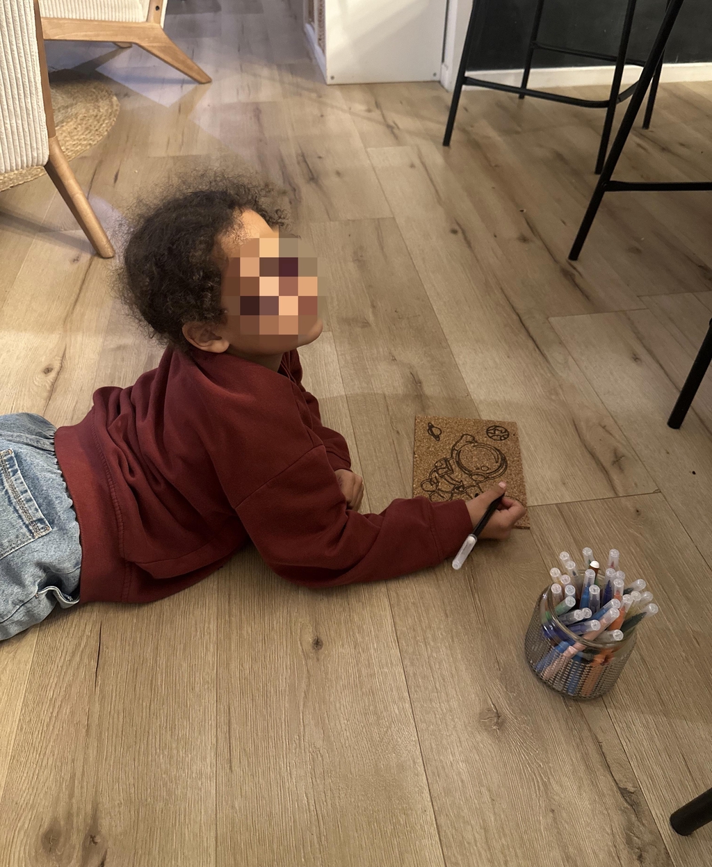 Enfant coloriant une plaque en liège Rebelote