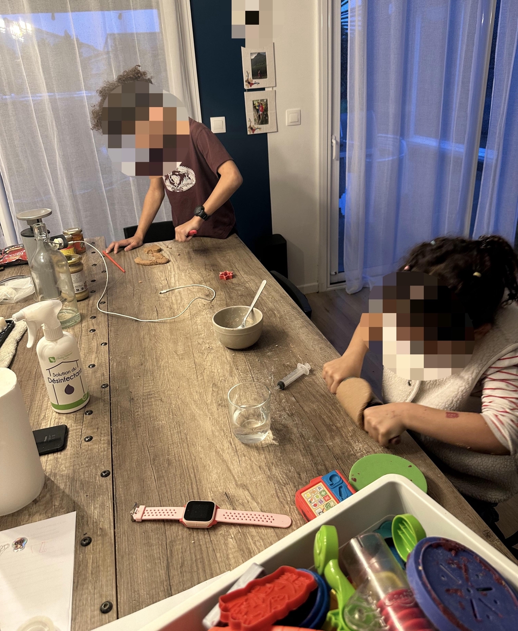 Enfants qui utilisent la pâte Rebelote