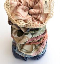 Chouchous, scrunchies faits main avec des chutes de tissus vintage disponibles sur la boutique Liléa Créa