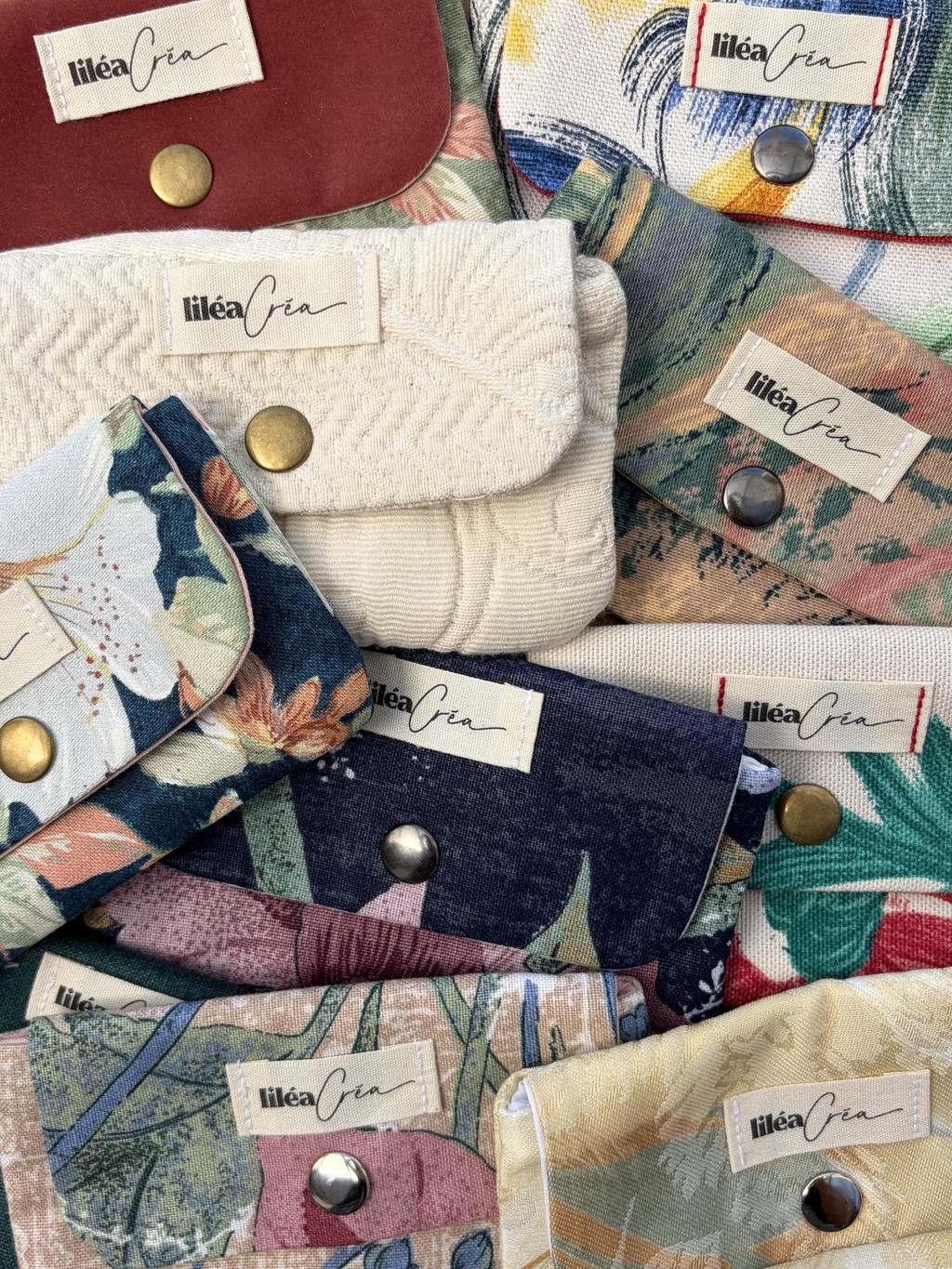 Découvrez la collection actuelle des minis pochettes fabriquées dans des tissus upcyclés