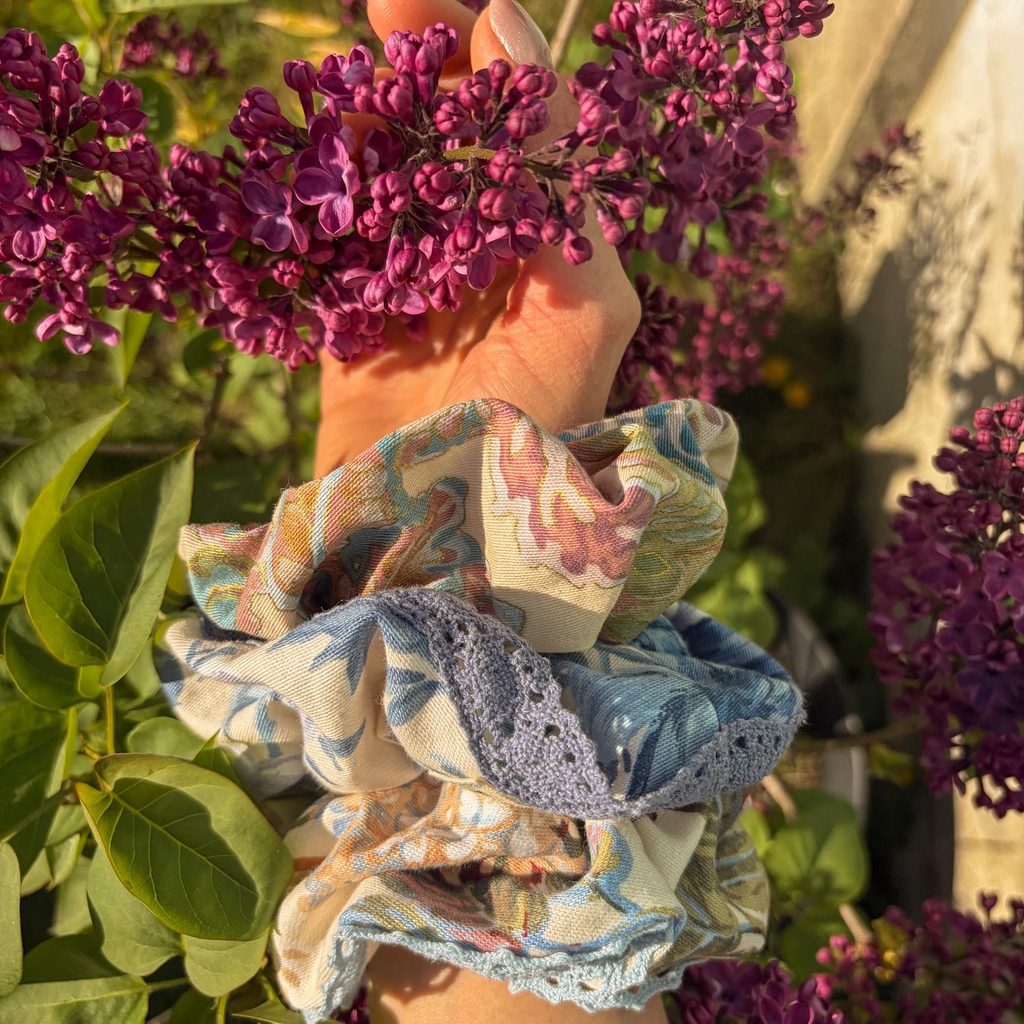 Découvrez la collection actuelle des chouchous, scrunchies fabriqués dans des tissus upcyclés
