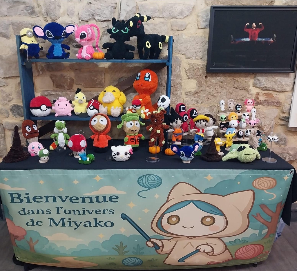 ✨ Bienvenue dans mon univers enchanté ✨
Un monde kawaii rempli de créatures magiques crochetées à la main. Chaque amigurumi de la collection “Miyako Spirits” est inspirée de la fantasy, de la nature, des univers geeks et de la douceur japonaise.