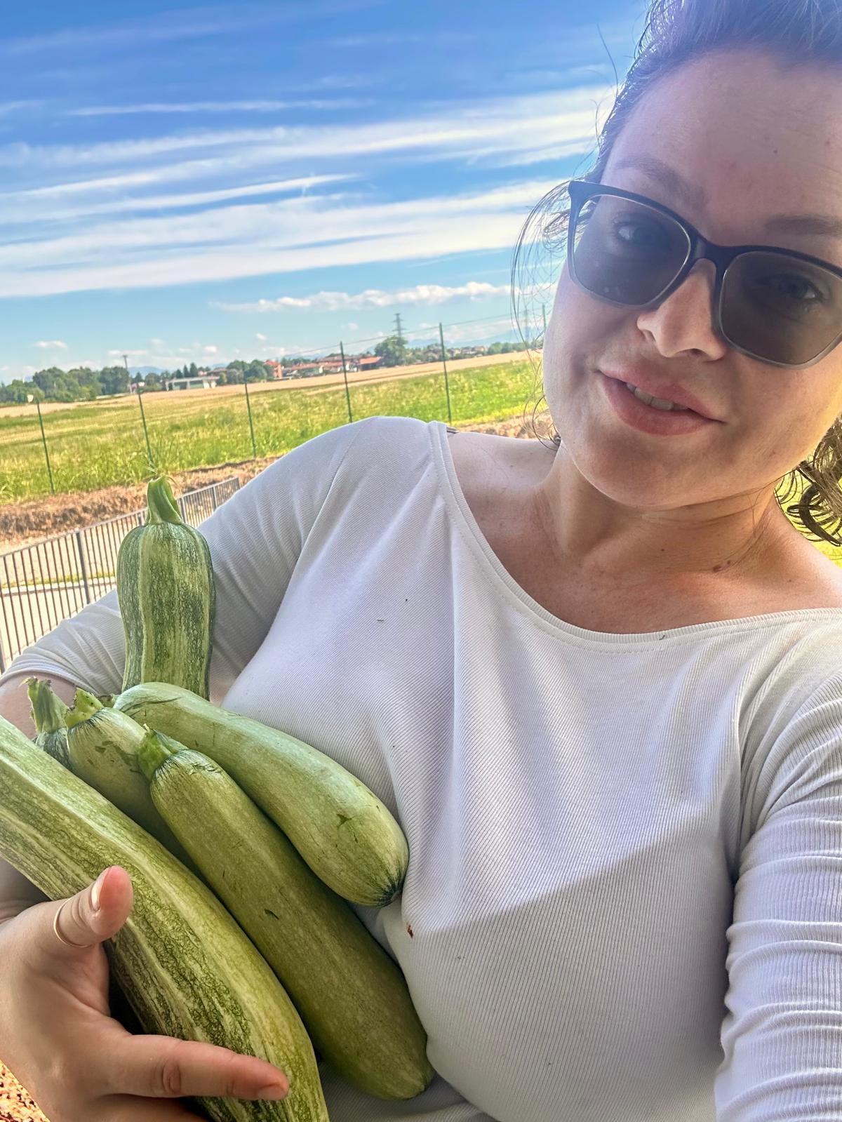 
La cucina segue le stagioni e quello che la terra ci offre: tutto preparato fresco ed espresso.

-----

Farm to table fresh cooking 🌿 

Our cooking follows the seasons and what the land has to offer: all is freshly cooked and home made.