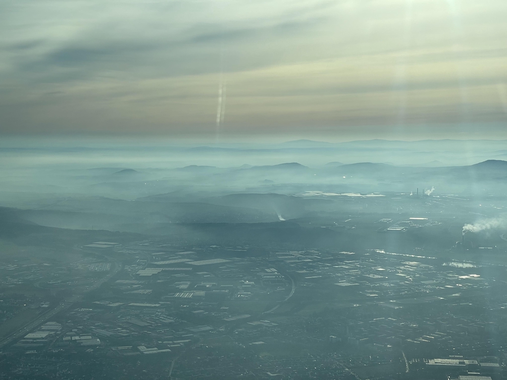 Fotoaufnahme aus dem Flugzeug. Kassel unter leichten Nebel.