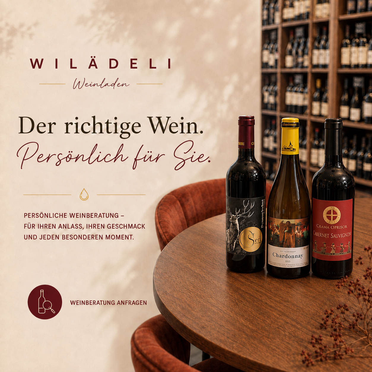 Drei ausgewählte Weinflaschen auf dem Tisch vor den Weinregalen von Wilädeli.