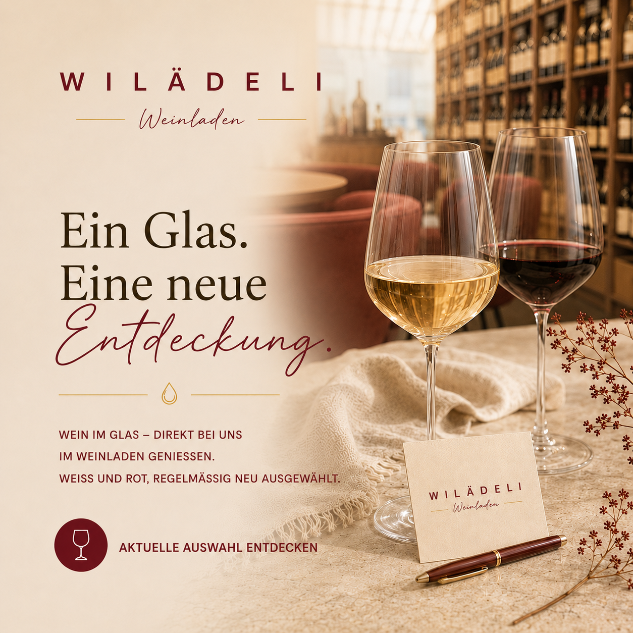 Ein Glas Weisswein und Rotwein vor den Weinregalen im Wilädeli Weinladen.