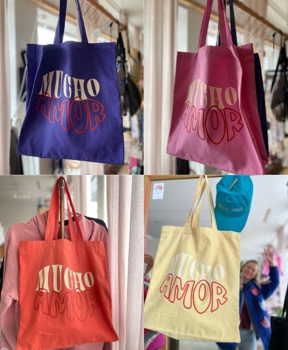 Der süßeste Beutel mit der schönsten Message zum rumtragen, gedruckt auf 100% Biobaumwolle und Innentasche. Alles fair produziert. Bunt und voller Mucho Amor.