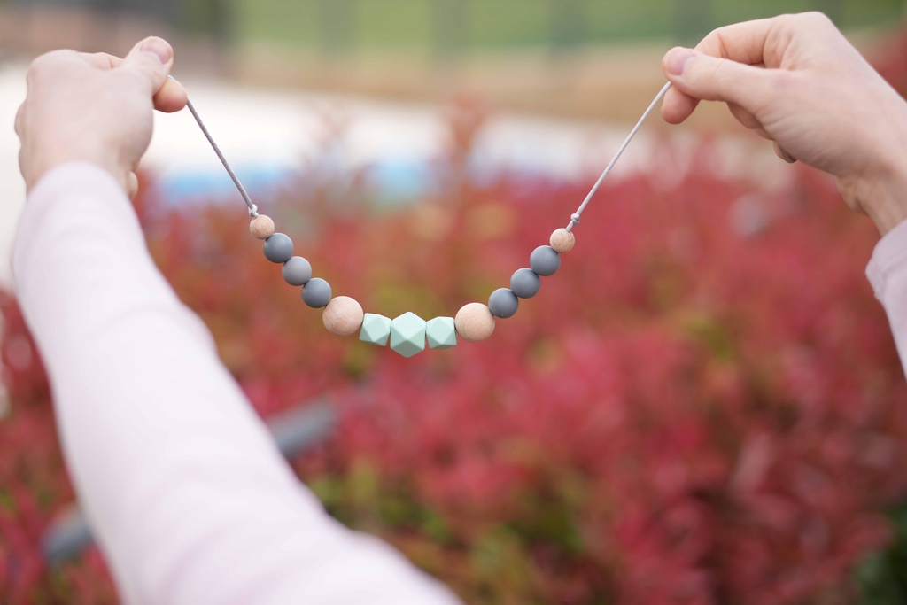 Marca especializada en collares de lactancia, mordedores, chupeteros y regalos hechos a mano para bebés y sus familias. Esta imagen forma parte del banner de la sección “Personaliza tu producto”.

