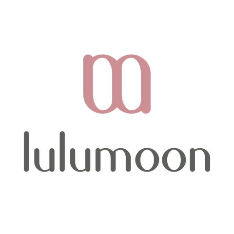 El logotipo de Lulu Moon es un símbolo minimalista que representa nuestro enfoque artesanal, único y personalizado en productos para bebés y madres, padres y familias en general.