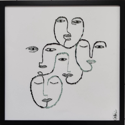 
Le Surcyclage du verre s'invite à votre table et sur vos murs !
Les bouteilles de vin vides, après quelques heures de travail, deviennent des verres, plats à tapas, coquetiers, vases....
Et le verre SÉCURIT ( vitres cassées de voiture) se transforme en créations pleines d'émotions, fantaisies du quotidien, uniques, poétiques et parfois décalées. Démarche éthique et éco responsable.